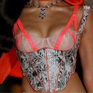 Victoria's Secret Very Sexy Size 32DD
Unlined Mesh Balconette Bra Nude Pink